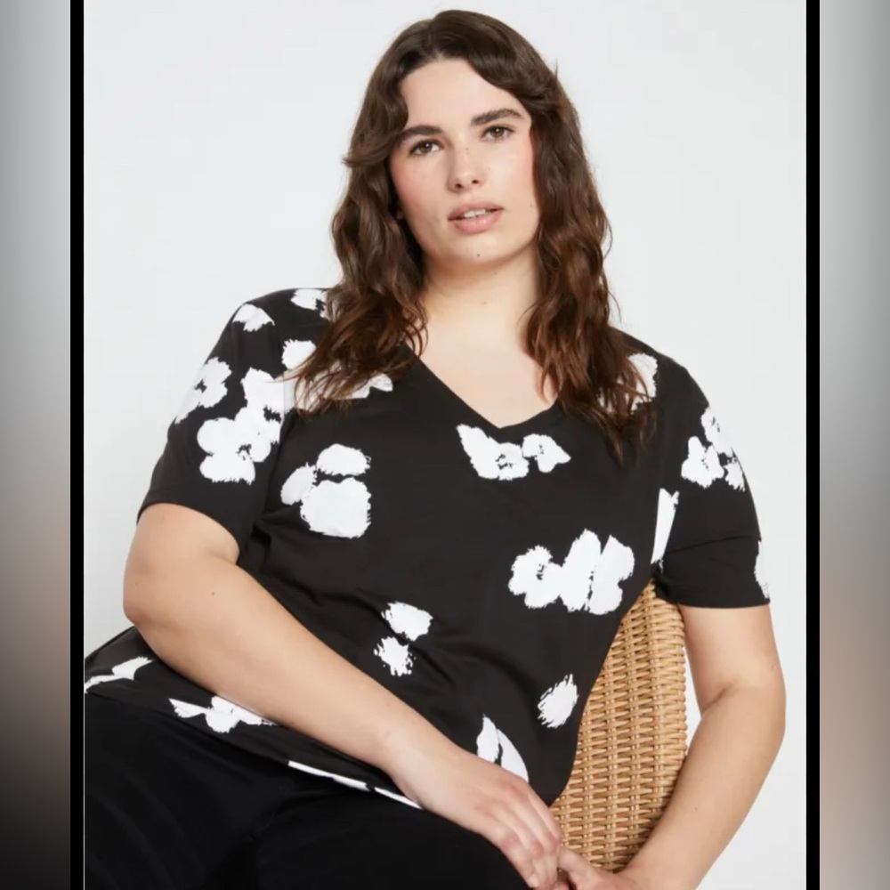 Universal Standard Black and White Floral Women's v-neck Top size small (14-16)